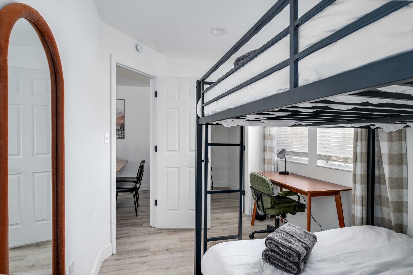 Skrivebord, wi-fi og sengetøy