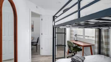 Skrivebord, wi-fi og sengetøy