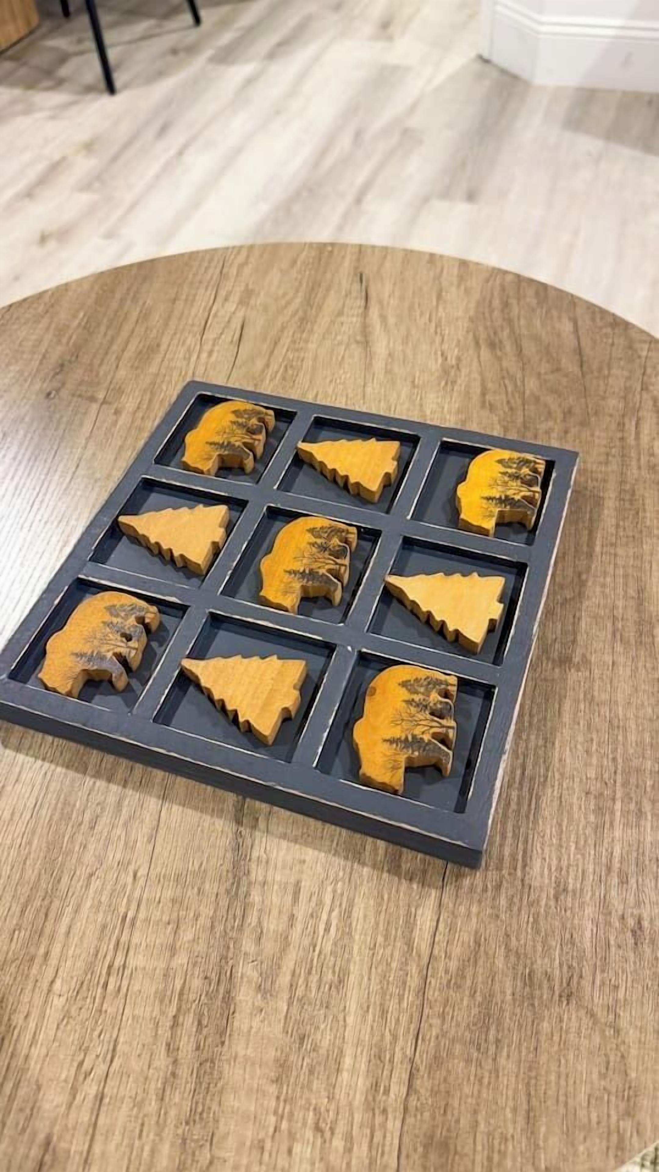 Una bandeja con formas de madera sobre una mesa redonda.