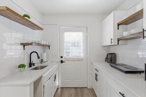 Kylskåp, mikrovågsugn, kaffe- och tebryggare och brödrost