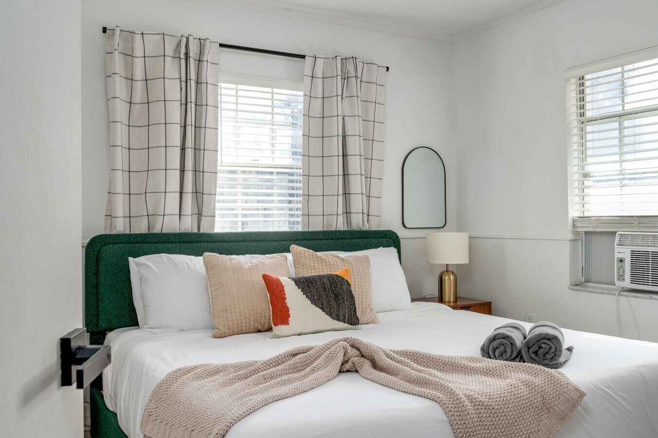 Escritorio, wifi, ropa de cama