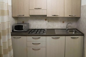 Mikroaaltouuni, liesi, astianpesukone