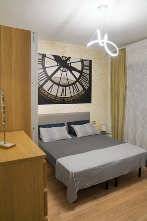 Silitysrauta/-lauta, Wi-Fi, vuodevaatteet