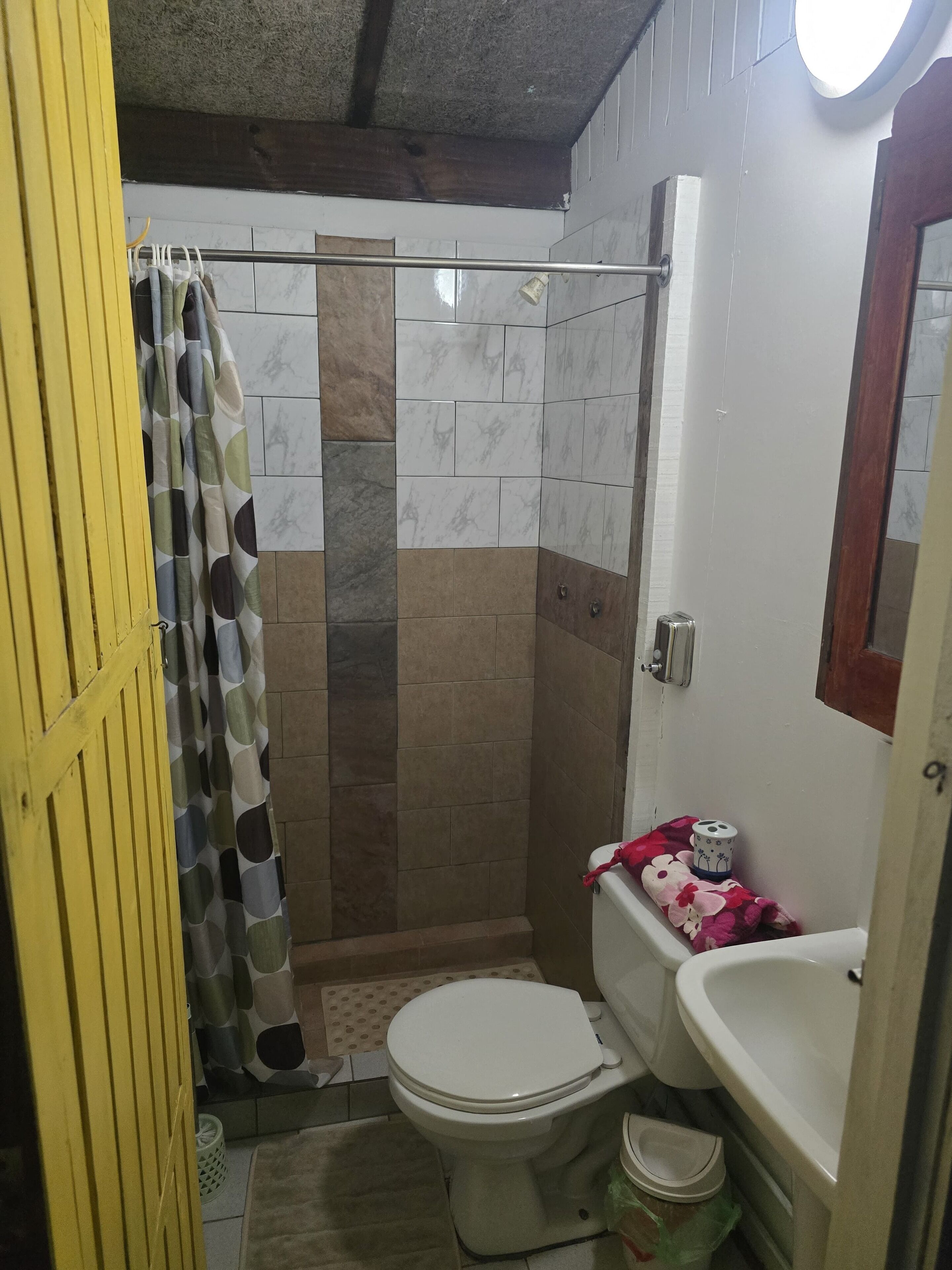 Hiustenkuivaaja, pyyhkeet, saippua, vessapaperi