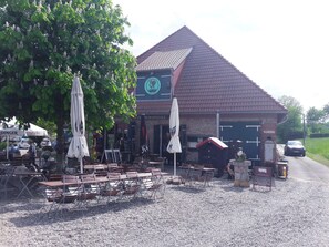 屋外ダイニングエリア