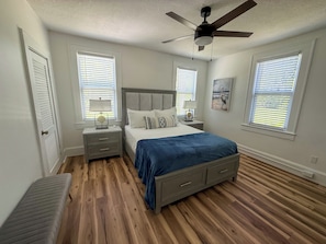 A bedroom with a bed, bedside tables, a ceiling fan, and wooden flooring. - Coastal Cottage / less than 1 mile to Nokomis Beach / Dog-Friendly FENCED YARD (Nokomis)