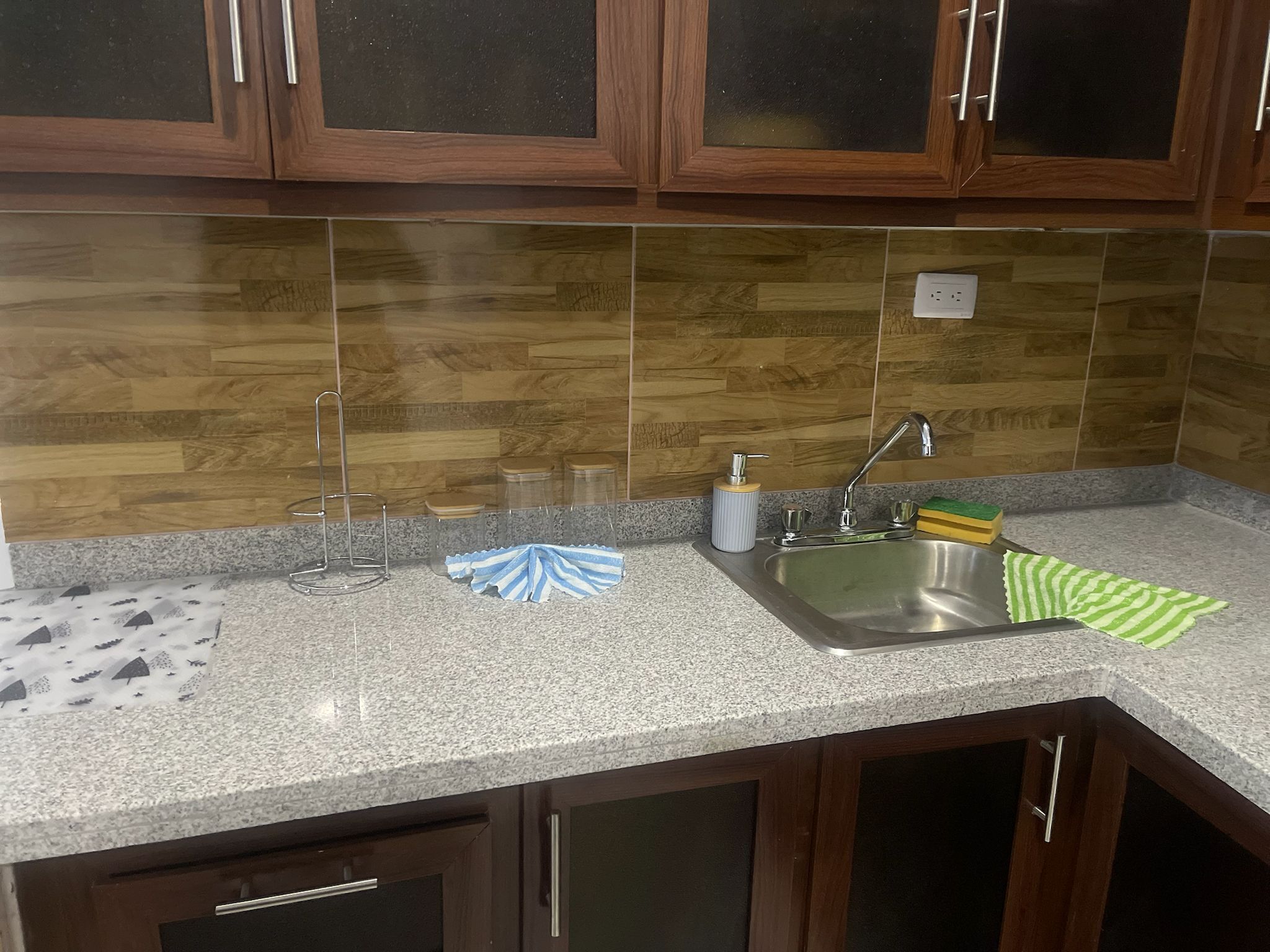 Coffee/tea maker, microwave, blender, cookware/dishes/utensils