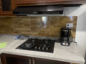 Microondas, cafetera y tetera, licuadora y utensilios de cocina 
