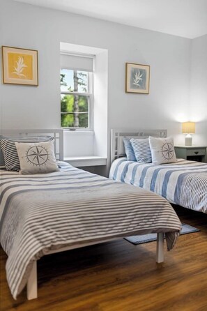 Room - The Margaret of Hubbards Apt 2 - 7 Person Hot Tub (Hubbards Nova Scotia)