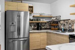 Réfrigérateur, four à micro-ondes, un four, surface de cuisson