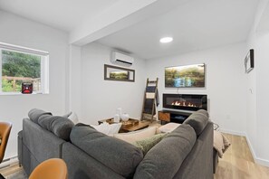 Televisión y chimenea