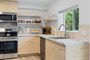 Een koelkast, een microgolfoven, een oven, een kookplaat