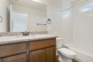 Shower, towels, soap, toilet paper - Delightful 3-bedroom townhome with AC in San Antonio (San Antonio)