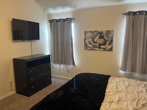 WiFi, bed sheets - Delightful 3-bedroom townhome with AC in San Antonio (San Antonio)