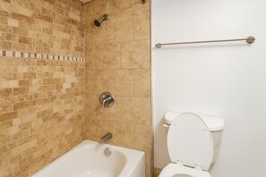 Een haardroger, handdoeken, zeep, toiletpapier