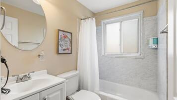 Sèche-cheveux, serviettes fournies, savon, papier toilette