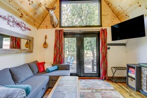 TV, fireplace - “The Playhouse In The Woods” (Sauk Centre)