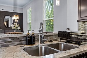 Private kitchen - Spacious 3BR/BBQ/Yard/9 min to Downtown & Med Ctr (Houston)