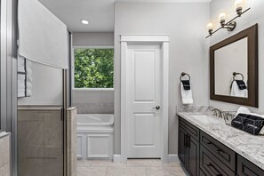Hair dryer, towels, soap, toilet paper - Spacious 3BR/BBQ/Yard/9 min to Downtown & Med Ctr (Houston)