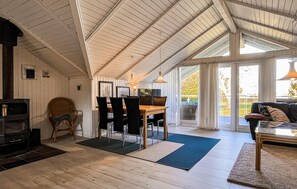 Smart TV, fireplace, stereo - 4 bedroom gorgeous home in Tranekær (Tranekær)