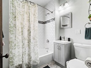 Shower, hair dryer, shampoo - Charming 2BR Home Workspace and Porch (Cleveland)