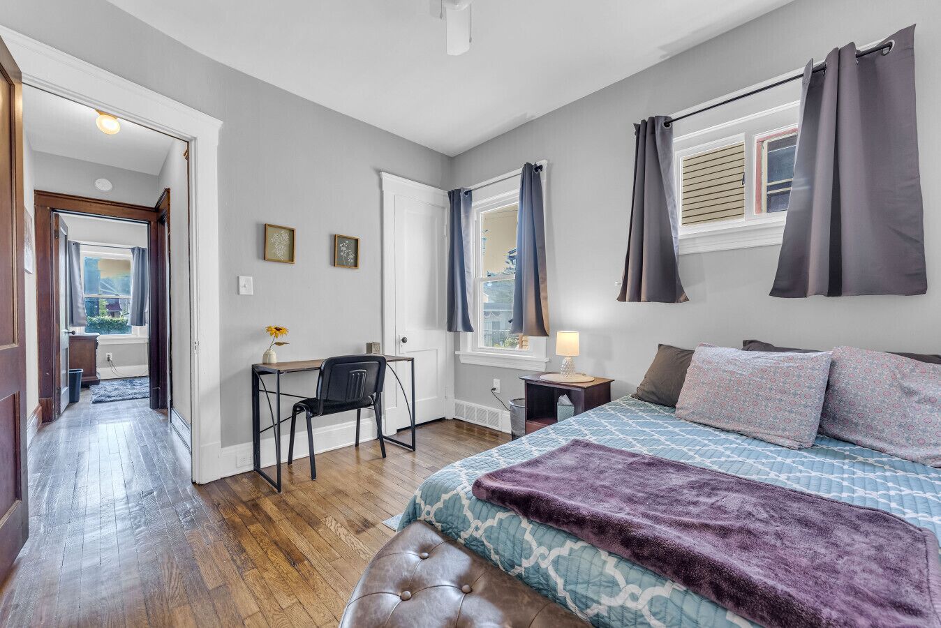 Työpöytä, silitysrauta/-lauta, vauvan matkasänky, Wi-Fi