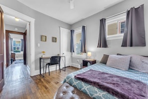 Työpöytä, silitysrauta/-lauta, vauvan matkasänky, Wi-Fi