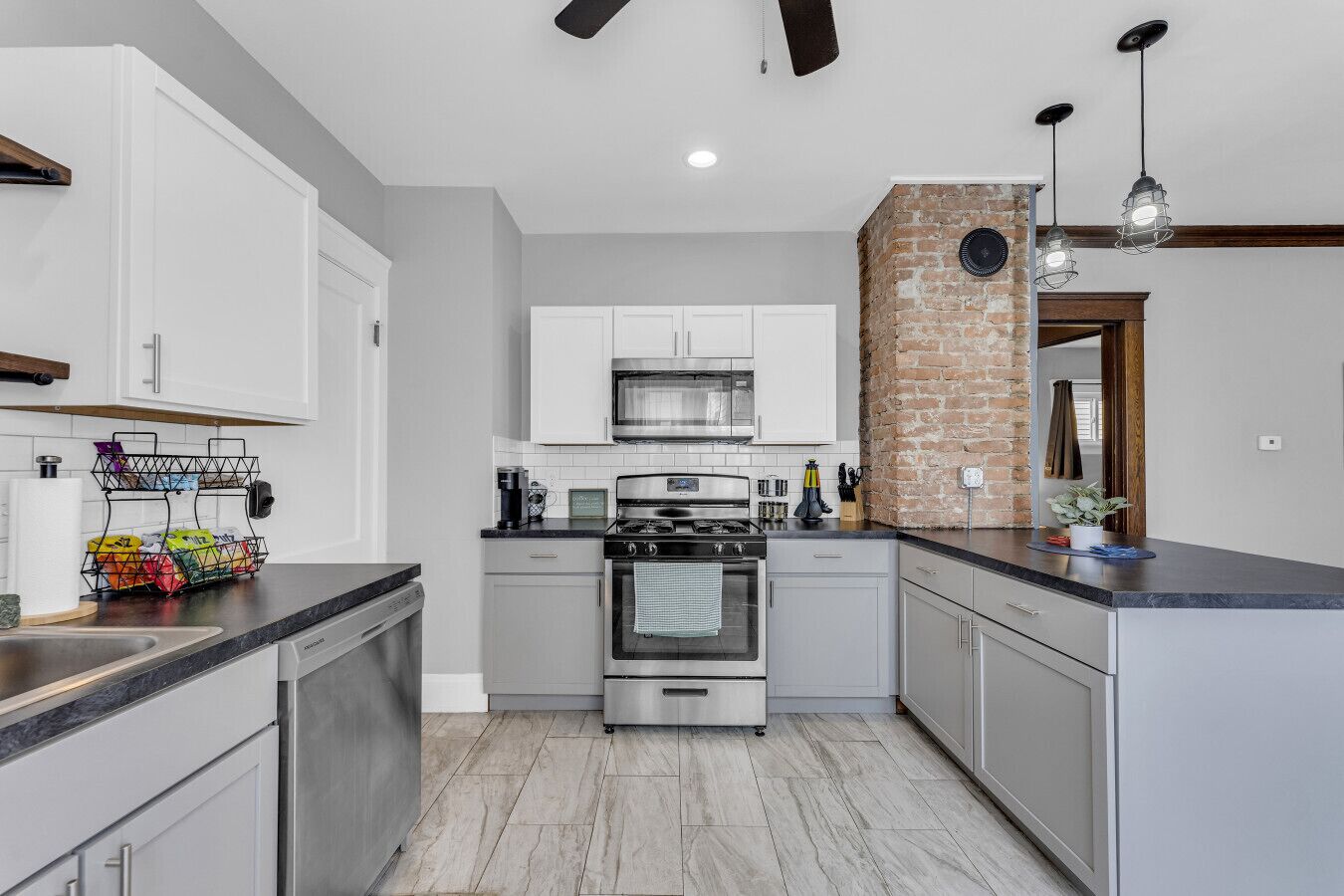 Jääkaappi, mikroaaltouuni, uuni, liesi