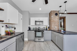 Jääkaappi, mikroaaltouuni, uuni, liesi