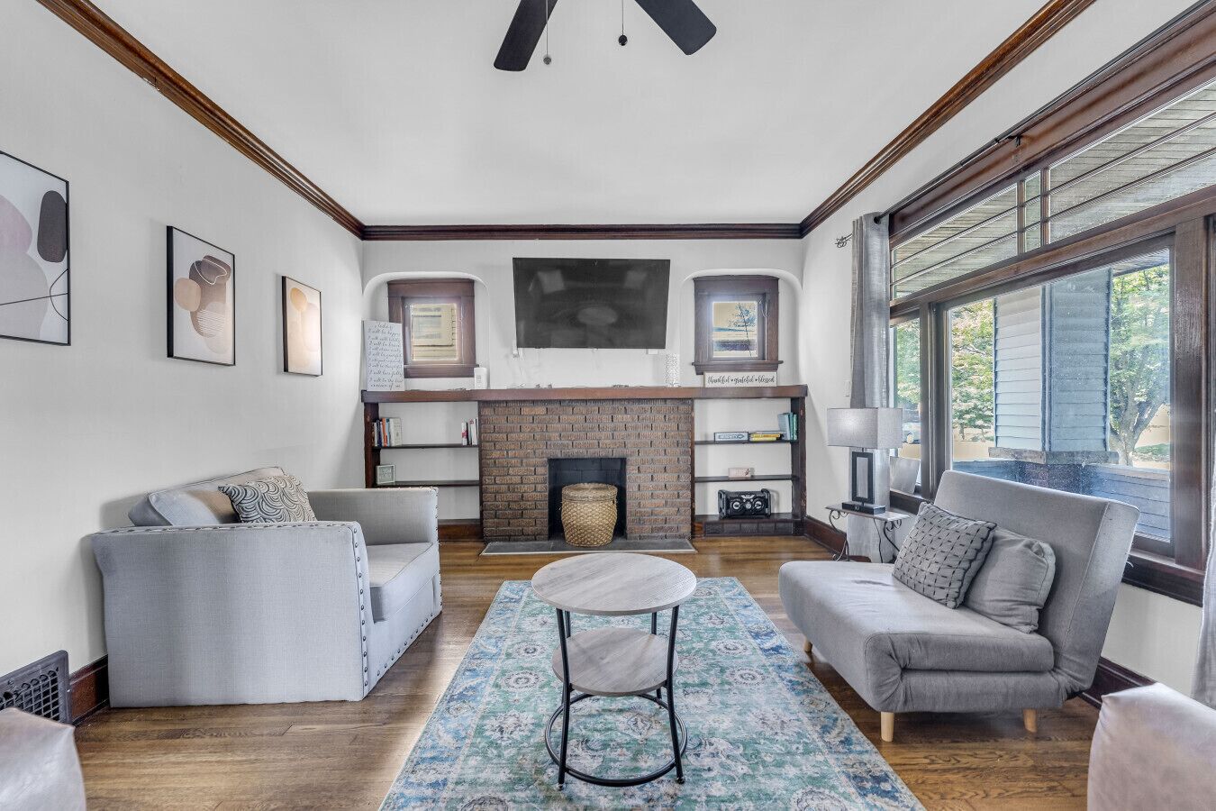 Tv, böcker och en stereo