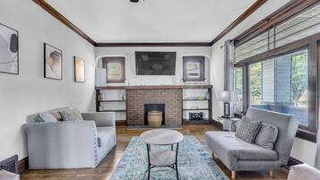 Tv, böcker och en stereo