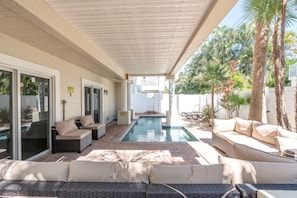 Terrace/patio - Semi Private Pool -Beach Gear Provided - 3Bedrooms - Mermaid Manor - Elevator (Bradenton Beach)