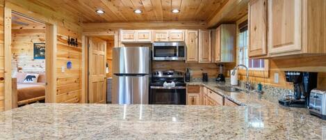 Réfrigérateur, four à micro-ondes, un four, surface de cuisson