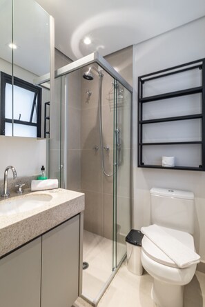 Shower, hair dryer, towels - Melo Alves_32 2p / 1q (São Paulo)