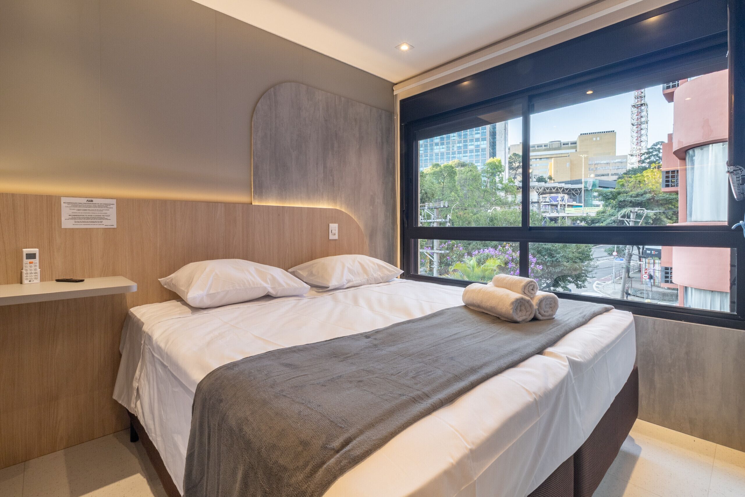 Tabla de planchar con plancha, wifi gratis, ropa de cama