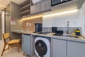 Fridge, microwave, coffee/tea maker, toaster - Melo Alves_33 4p / 1q (São Paulo)