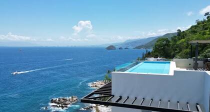 Luxury condo with Rooftop pool & Ocean views