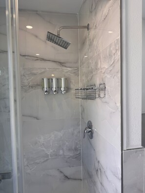 Hair dryer, towels, soap, toilet paper - Modern Private Room -Super Clean and Quiet Stay (Miami)
