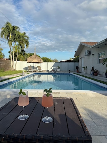 Pool. Modern Private Room -Super Clean and Quiet Stay