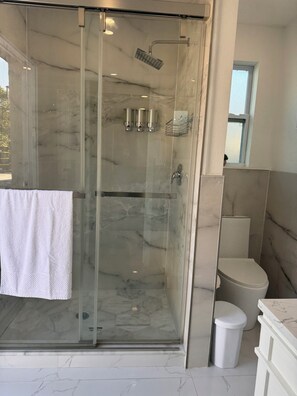 Hårtork, handdukar, tvål och toalettpapper