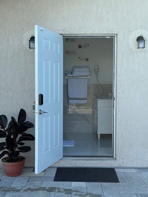 Interior - Modern Private Room -Super Clean and Quiet Stay (Miami)