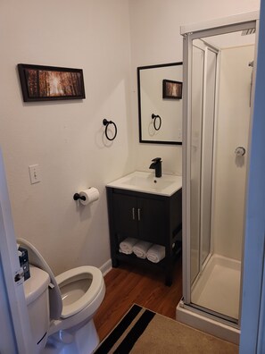 Shower, hair dryer, towels, soap - Serene 3-bedroom country Lakefront house  in charming Trinity with AC (Trinity)