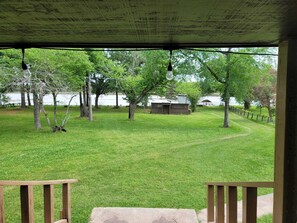Property grounds - Serene 3-bedroom country Lakefront house  in charming Trinity with AC (Trinity)