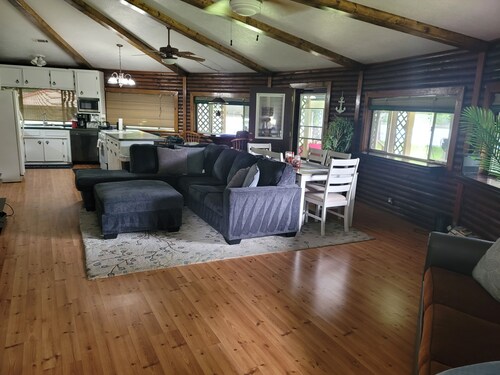 Serene 3-bedroom country Lakefront house  in charming Trinity with AC
