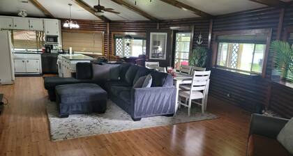 Serene 3-bedroom country Lakefront house in charming Trinity with AC