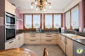 Fridge, microwave, oven, stovetop - Gîtes de France® - Villa des Champs (VILLERS SOUS FOUCARMONT)