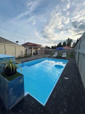 Una piscina al aire libre