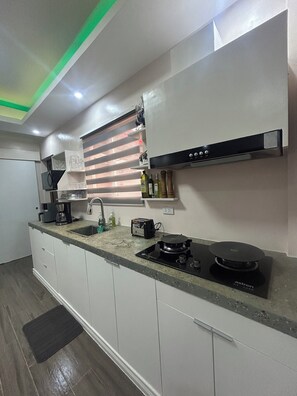 Réfrigérateur, micro-ondes, cafetière/bouilloire, bouilloire électrique