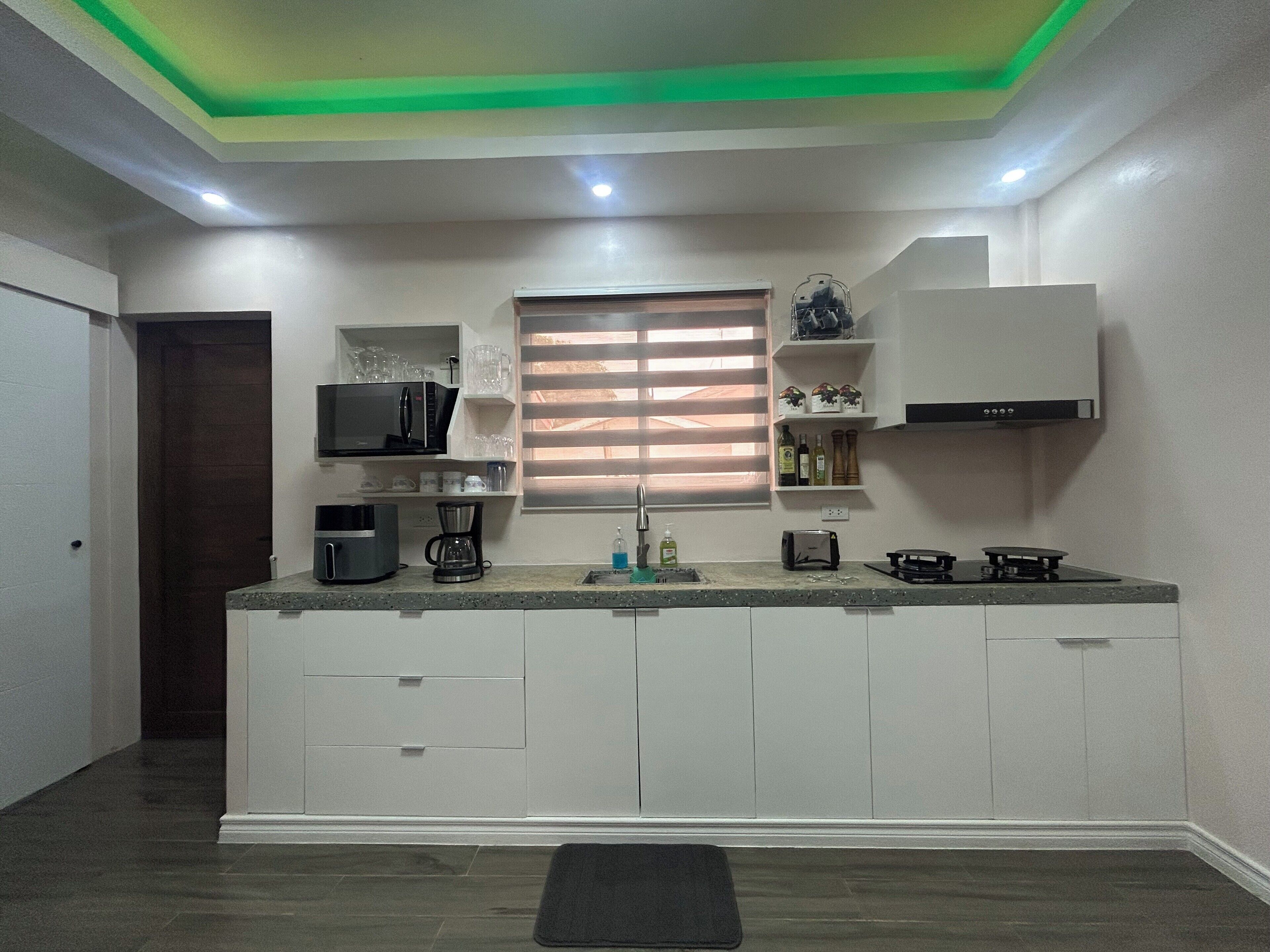 Réfrigérateur, micro-ondes, cafetière/bouilloire, bouilloire électrique