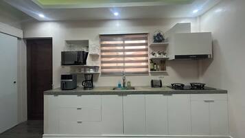 Réfrigérateur, micro-ondes, cafetière/bouilloire, bouilloire électrique